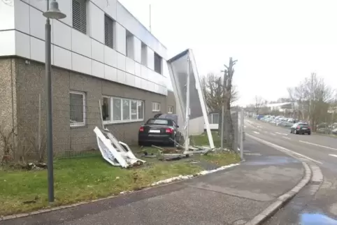 Bei dem Unfall wurden auch zwei Werbetafeln und eine Laterne beschädigt.  Foto: Polizei 