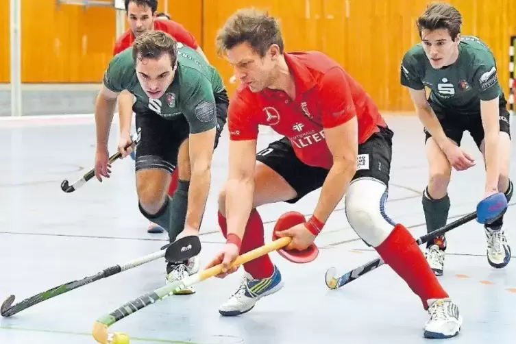 Ungleiches Duell: Neustadts Björn Emmerling (am Ball) gegen Frankenthals Simon Hayn.