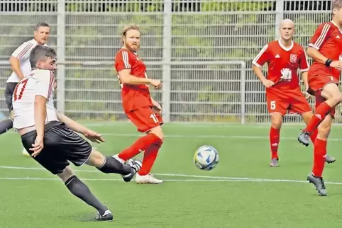 Umgeschult: Matthias Pfaffmann (beim Schuss) erweist sich in der Innenverteidigung von Rot-Weiss Seebach als stabilisierendes El