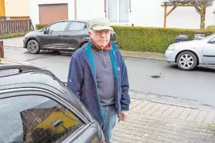 Willibald Veith hat Probleme damit, mit dem Auto aus seiner Einfahrt herauszukommen, wenn gegenüber geparkt wird.