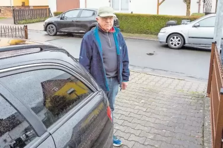 Unbefriedigende Situation für einen Anlieger: Willibald Veith hat Probleme, mit dem Auto aus seiner Einfahrt herauszukommen, wen