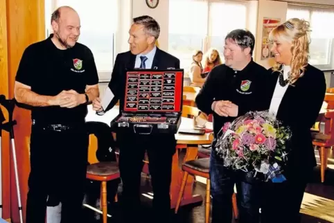 Landrat Ralf Leßmeister (Zweiter von links) erhält den Schlüssel von Hubert Braun, dem Leiter der Fastnachtsabteilung im Sportve