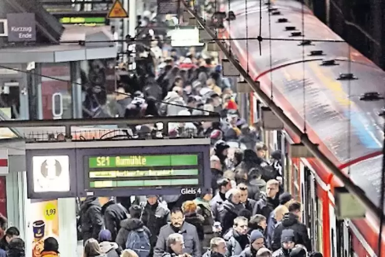 Hauptverkehrszeit: Kostenlose Tickets allein würden nichts an überfüllten Zügen ändern.