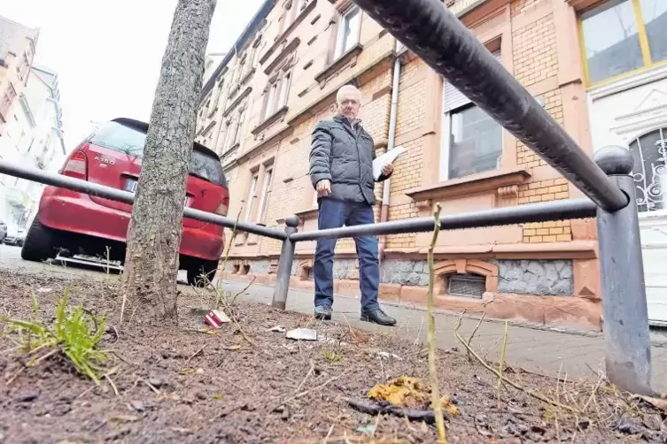 So soll es bald nicht mehr sein im Hemshof: Antonio Priolo vor einer verdreckten Baumscheibe.