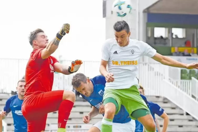 Luftkampf: Peter Klug (rote Spielkleidung) in der Partie beim FC Homburg.