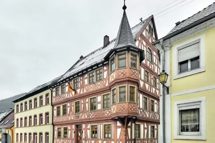 Es brodelt im Lambrechter Stadtrat, der am Dienstag im Rathaus tagt. Carsten Schindler will nach seinem Austritt aus der CDU zur