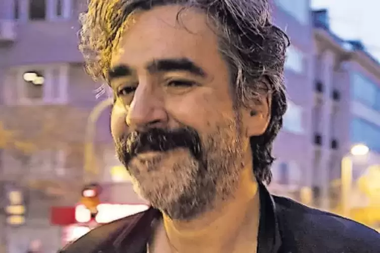 Yücel in der Nähe seiner Istanbuler Wohnung, kurz nach der Freilassung.