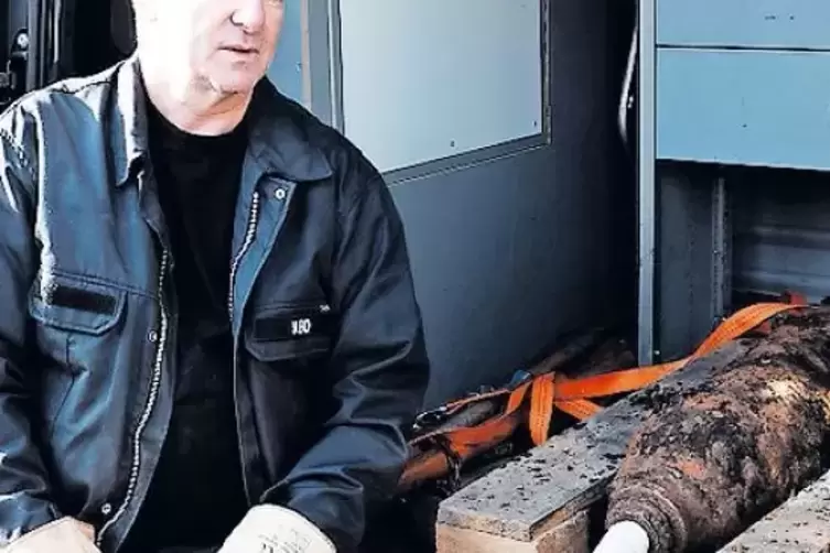 Geschafft! Entschärfer Dirk Otterbein mit der Bombe.