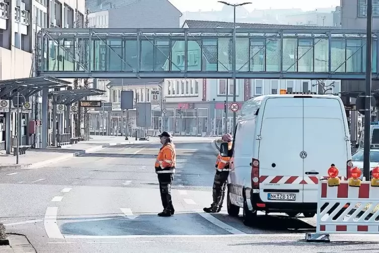 Der Zugang zur Lindenallee mit Stummplatz und Saarpark-Center blieb am Sonntagmorgen verwehrt.