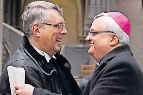 Einer der Gratulanten: Bischof Karl-Heinz Wiesemann (rechts) mit Christian Schad.