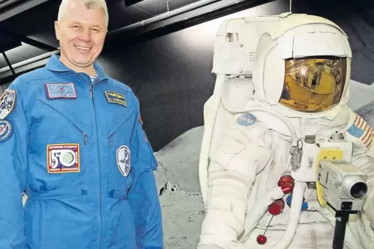 Auf dem „Mond“ gelandet: Kosmonaut Oleg Nowizki bei seinem Besuch im Technik-Museum.