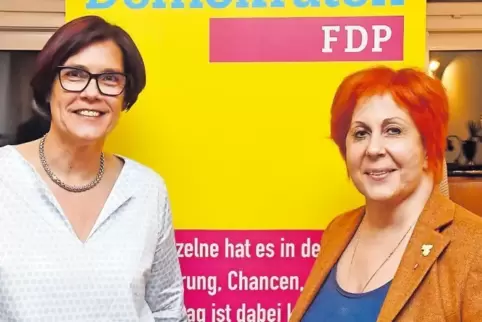 Wechsel an der Spitze des FDP-Kreisverbands: die Kreisvorsitzende Petra Dick-Walther (links) und ihre Vorgängerin Heidi Langensi