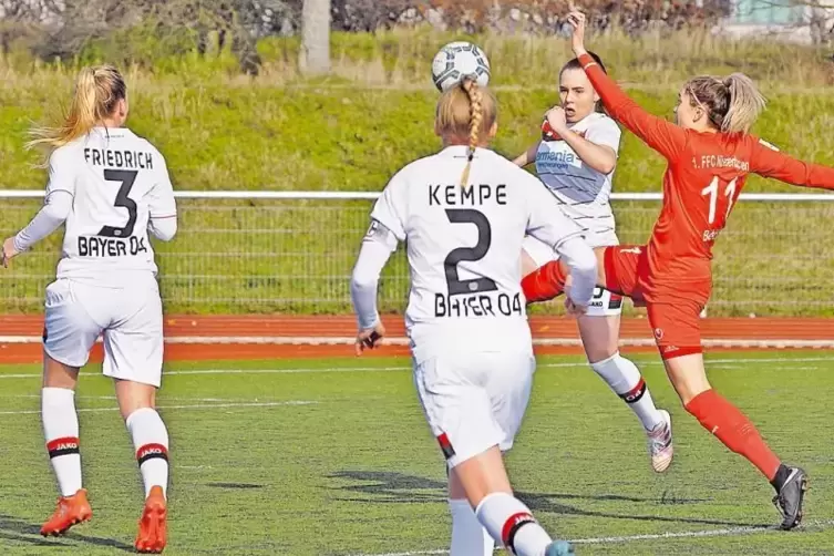 Kurz nach Ihrer Einwechslung hatte Hanna Behrend vom FFC Niederkirchen (in rot) gleich drei Abwehrspielerinnen von Bayer 04 Leve