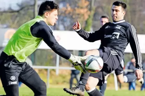 Torwart-Ball: Merlin Schäfer vom TSC Zweibrücken im Duell mit Manuel Schohl vom SV Mackenbach.