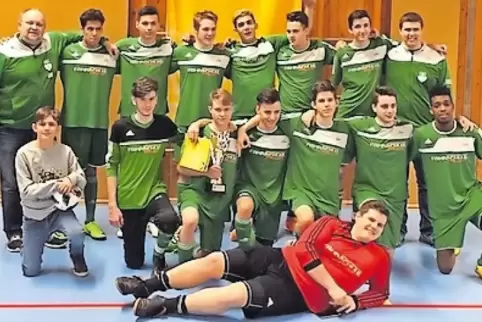 Lembergs U19: (stehend von links) Trainer Oliver Samsel, Obaid Ahmadi, Sunny Bencec, Tobias Brückner, Lucas Ring, Luca Mangold, 