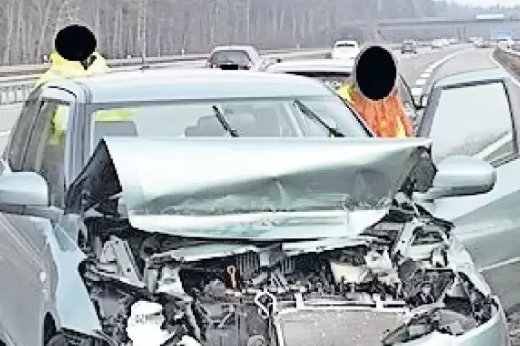 Nur noch Schrott ist dieser Wagen nach dem Unfall auf der A 6.