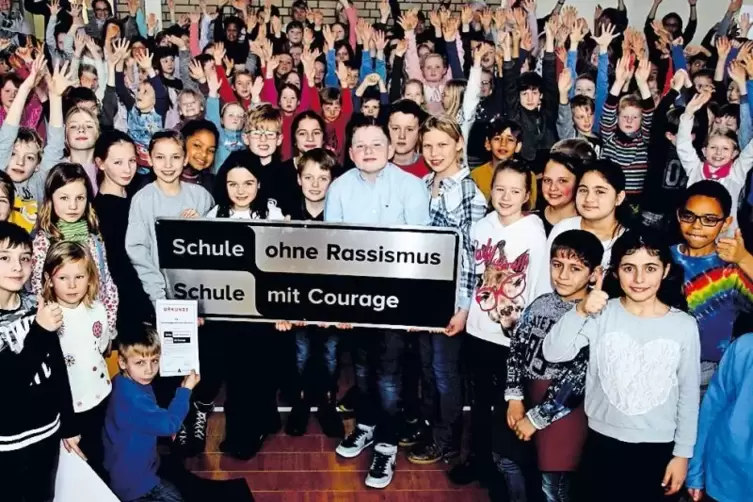 Stolz präsentierten die Grundschüler gestern ihre Auszeichung.