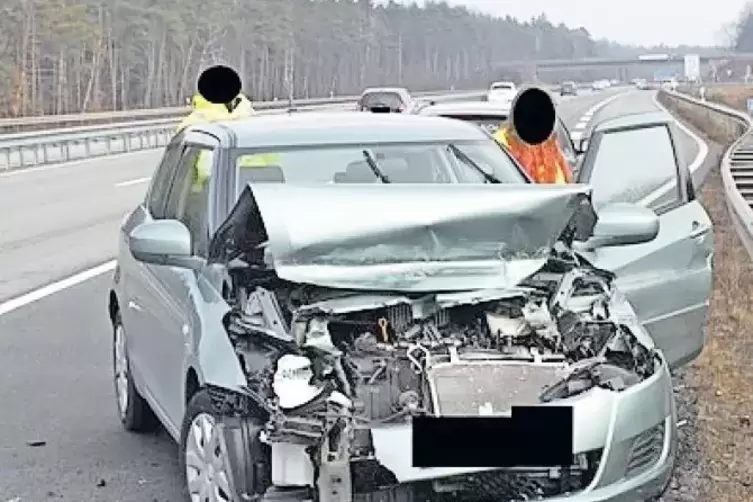 Nur noch Schrott ist dieser Wagen nach dem Unfall auf der A6.