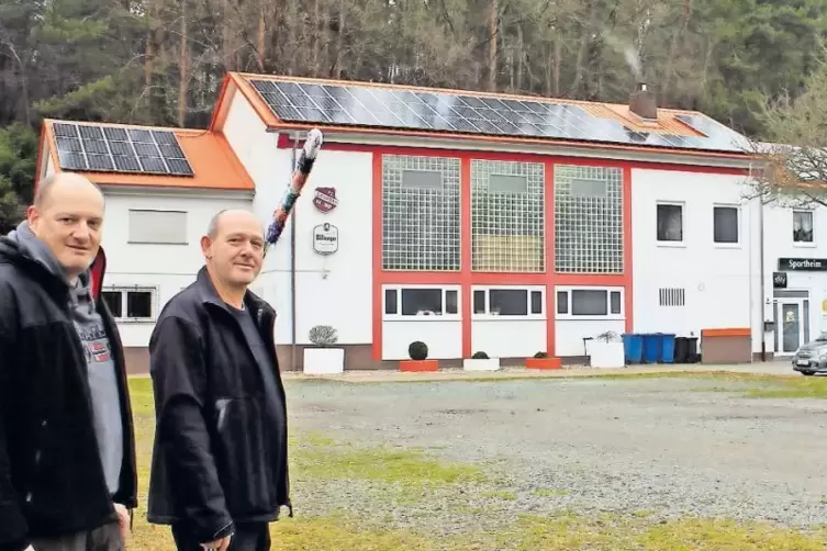 Versichert und bewohnt: Werner Gries (links) und Lothar Bauer schätzen es, dass der Pächter der Gaststätte die Wohnung im Sporth