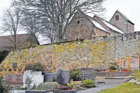 Der Battenberger Friedhof gestern Nachmittag: Die Ratsmitglieder wollen, dass beim Aushub alles so bleibt, wie es ist.