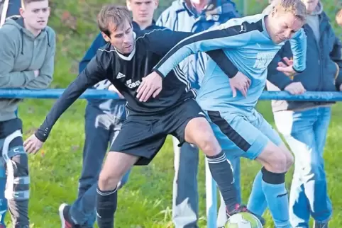 Das will der Trainer sehen: Vollen Einsatz im Kampf um den Ball. Auf Andreas Urschel (hellblaues Trikot, im Zweikampf mit Meisen