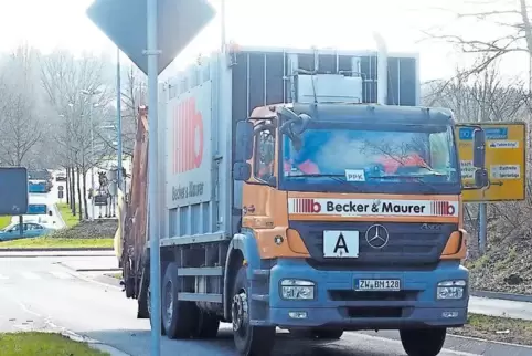 Am Niederauerbacher Kreisel herrscht reger Verkehr von Lastwagen aus der Müll- und Entsorgungsbranche. Von dort fahren sie über 