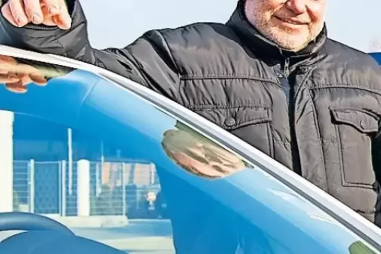 Starten: SWS-Bereichsleiter Ralf Lang gestern bei der Schlüsselübergabe für die E-Autos.