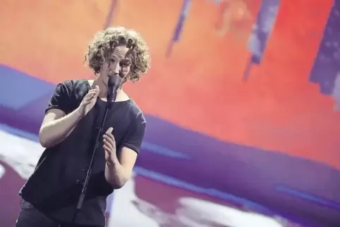 „You Let Me Walk Alone“ heißt die nach bekannten Mustern gestrickte Popballade, mit der Michael Schulte aus Buxtehude bei „Unser