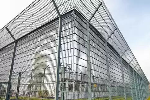 Ein hoher Zaun umschließt die landesweit größte forensische Klinik Nette-Gut in Weißenthurm bei Andernach. Von dort war ein 34-j