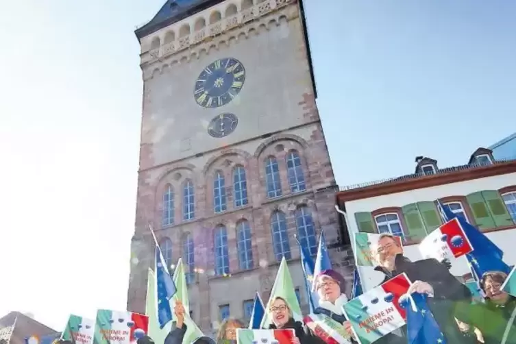 Flagge zeigen für Europa und Italien: Rund 100 Speyerer sind gestern für die Stärkung der EU auf die Straße gegangen.