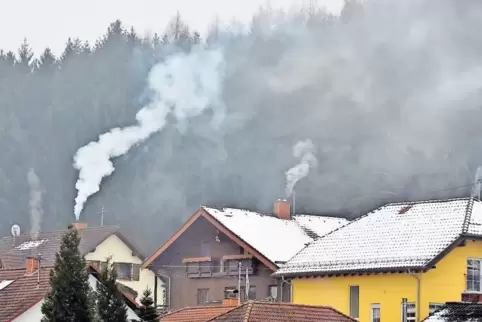 Auch der Ruß aus Schornsteinen enthält Feinstaub.