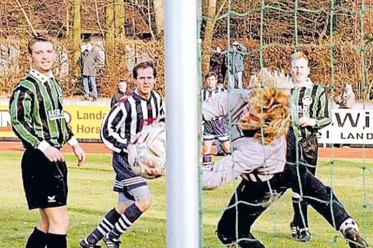 20 Jahre ist das her. Der ASV Landau spielte gegen Schwegenheim, den Kopfball von Gruda Aziz (Zweiter von links) entschärfte Mar