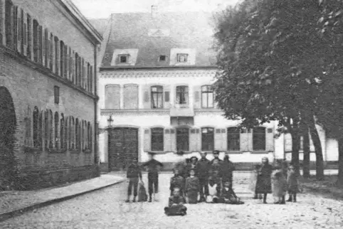 Das königliche Bezirksamt Germersheim (links im Bild, heute: Finanzamt) am Königsplatz, in den Jahren von 1867 bis 1884 Dienstsi