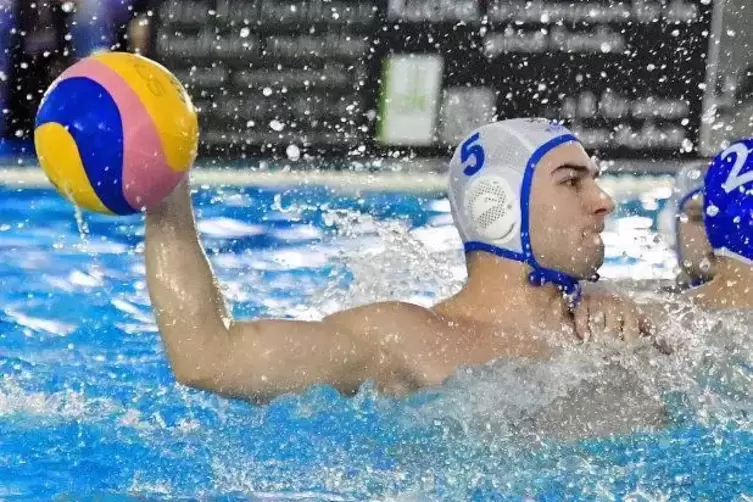 Mitko Nachev spielt mit seinen Neustadter Wasserballern am Samstag im Neustadter Stadionbad. Foto: 