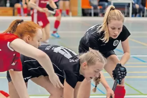 Hartes Ringen um den Ball: Meike Stillger (Mitte) und Lisa Mayerhöfer (rechts) im Spiel gegen Rot-Weiss Köln.