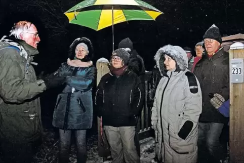 Kein Licht nötig: Naturführer Helmut Eirich (links) erklärt den Teilnehmern bei der Nachtwanderung Besonderheiten der Natur.