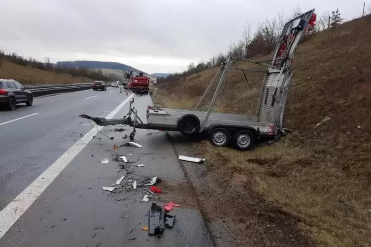 Der Unfallverursacher hatte das Ende einer Baustelle übersehen und krachte in die Absperrvorrichtung. Foto: POLIZEI/FRE 