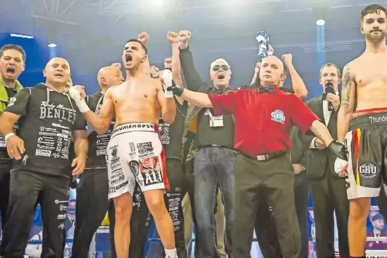 Die reine Freude: Ahmad Ali feiert seinen Titelgewinn in Karlsruhe. Rechts Gegner Aro Schwartz.