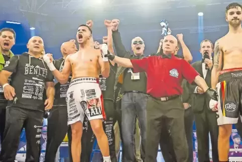 Die reine Freude: Ahmad Ali feiert seinen Titelgewinn in Karlsruhe. Rechts Gegner Aro Schwartz.