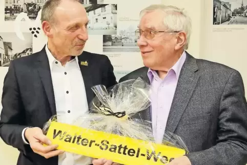 Heiner Dopp kam nicht mit leeren Händen: Eine Straße wird nach dem 84-jährigen Walter Sattel benannt.