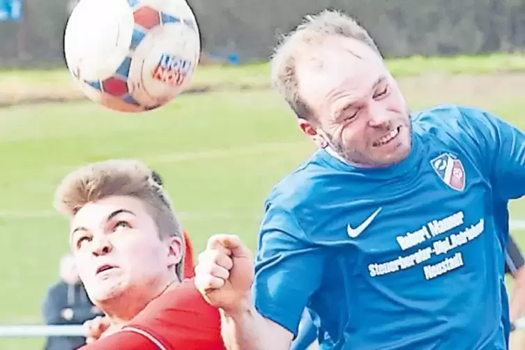 Maurice Kalckmann (SVW, links) kämpft mit Enkenbachs Erik Zimmermann um den Ball.