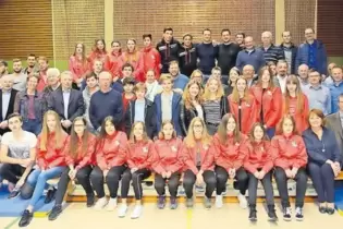 Ausgezeichnet: Die erfolgreichen Sportlerinnen und Sportler aus der Verbandsgemeinde Deidesheim bei der Ehrung in Meckenheim.