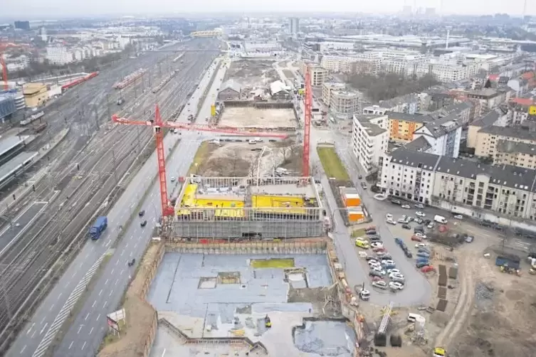 Im entstehenden Glückstein-Quartier zwischen Hauptbahnhof und Lindenhof reiht sich Baufeld an Baufeld.