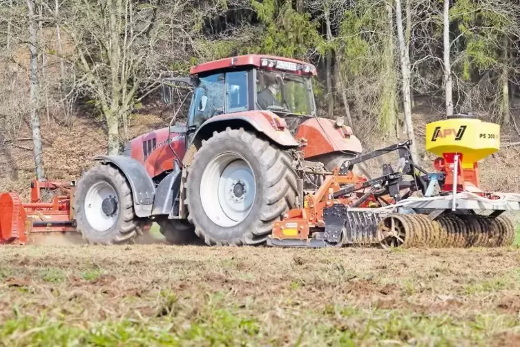 Dominik Guhl ebnet in einem Arbeitsgang die zerstörte Wiese ein und sät gleich das Gras nach.