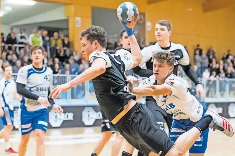 Bleibt bei Klassenerhalt: Winterneuzugang Robin Eisel (am Ball).