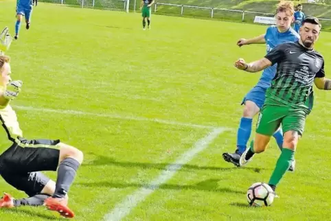 Angreifer Fabrizio Moncada (rechts, hier im Hinspiel gegen den FSV Schifferstadt) traf in dieser Saison viermal für den VfR Grün