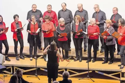 „Hauptsache Hits“: Hier singt der Chor „Gut gemischt“ aus Kottweiler-Schwanden unter der Leitung von Desiree Kohl spannende Numm