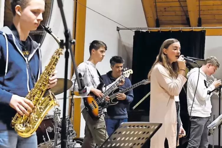 Die Rockband Royals sorgte beim Konzert der Dürkheimer Musikschule für rockige Rhythmen.