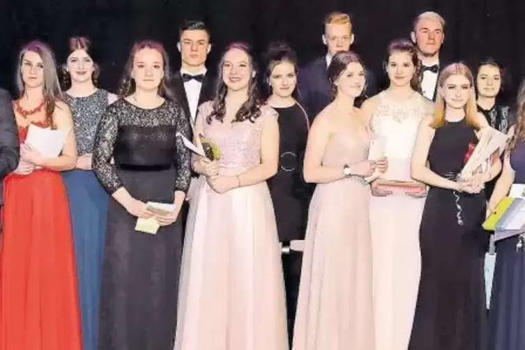 Abifeier des Hugo-Ball-Gymnasiums: Rektor Ulrich Klein mit den Preisträgern von links Eric Bauer, Julia Bockmayer, Michelle Fath