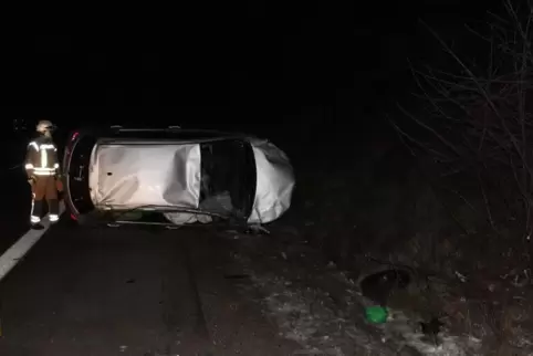 Der Wagen blieb auf der Beifahrerseite liegen. Foto: Polizei 